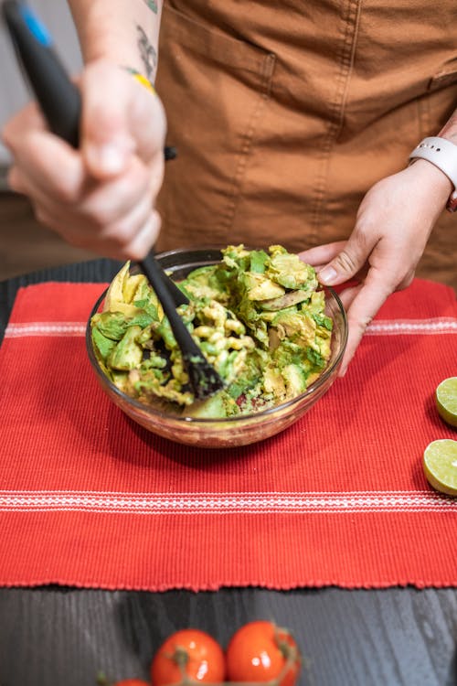 Persona In Possesso Di Bacchette Nere Mangiare Insalata Di Verdure