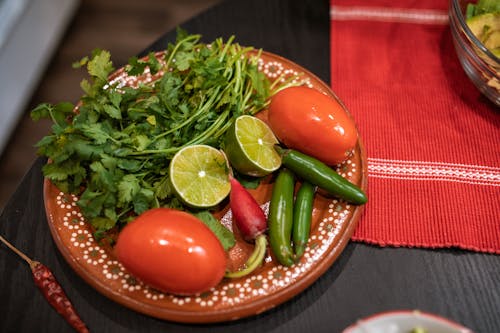 Bezpłatne Czerwony Pomidor I Zielone Warzywa Na Brązowym Talerzu Ceramicznym Zdjęcie z galerii