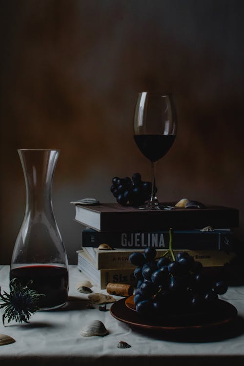 Klarglas Weinflasche Mit Schwarzen Trauben Auf Braunem Holztisch