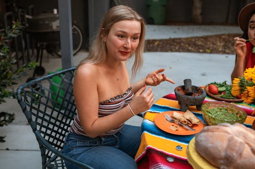 Gratis lagerfoto af blondine, bord, kvinder