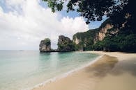 泰国宁静的海滩景观拥有石灰岩悬崖，非常适合热带度假