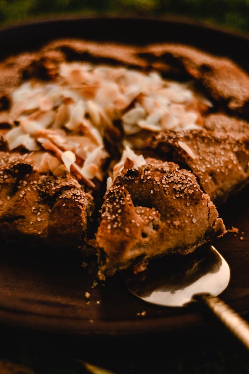 무료 화이트 세라믹 접시에 화이트 크림 브라운 빵 스톡 사진