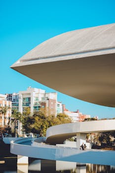 位于巴西库里蒂巴西维科中心的奥斯卡·尼迈耶博物馆，其现代设计呈现出令人惊叹的景观