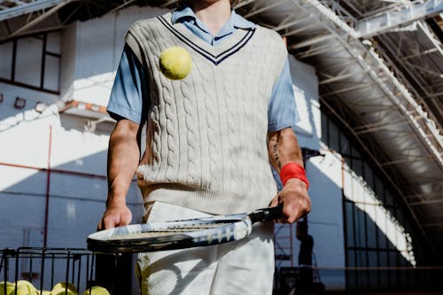 Imagen gratuita de un jugador de tenis haciendo rebotar la pelota en una raqueta