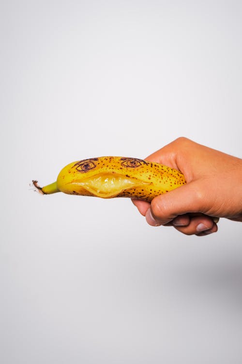 Gratis arkivbilde med banan, hånd, holde
