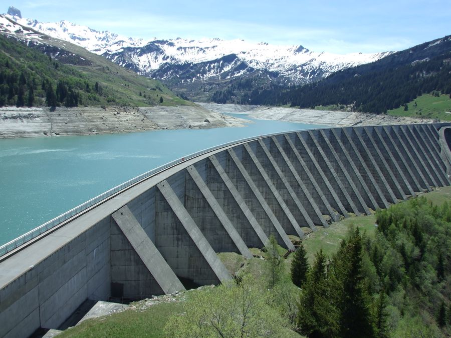 Concrete buttress dam holding back a mountain reservoir — photo by ciboulette on Pexels