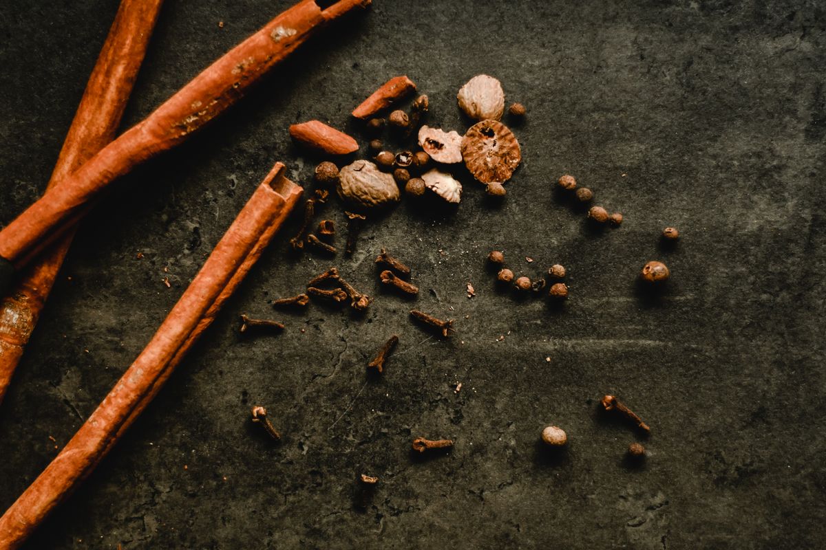 Canela, noz-moscada e outras especiarias aromáticas