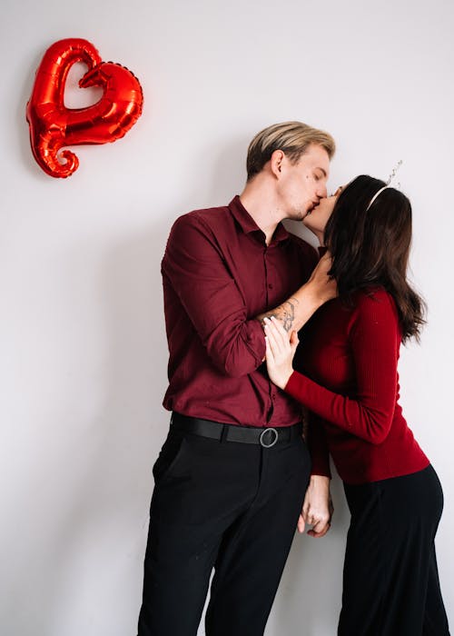 Man In Rood Shirt Met Lange Mouwen Kussende Vrouw In Zwarte Jurk