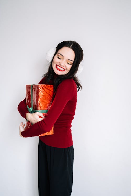 Femme En Chemise à Manches Longues Rouge Tenant Un Bouquet De Roses Rouges