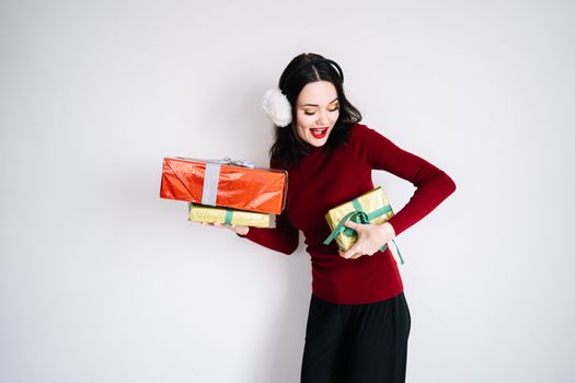 高加索女人拿着包装好的节日礼物，快乐地庆祝圣诞节