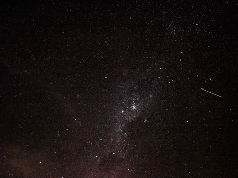 星空令人叹为观止，还能看见流星
