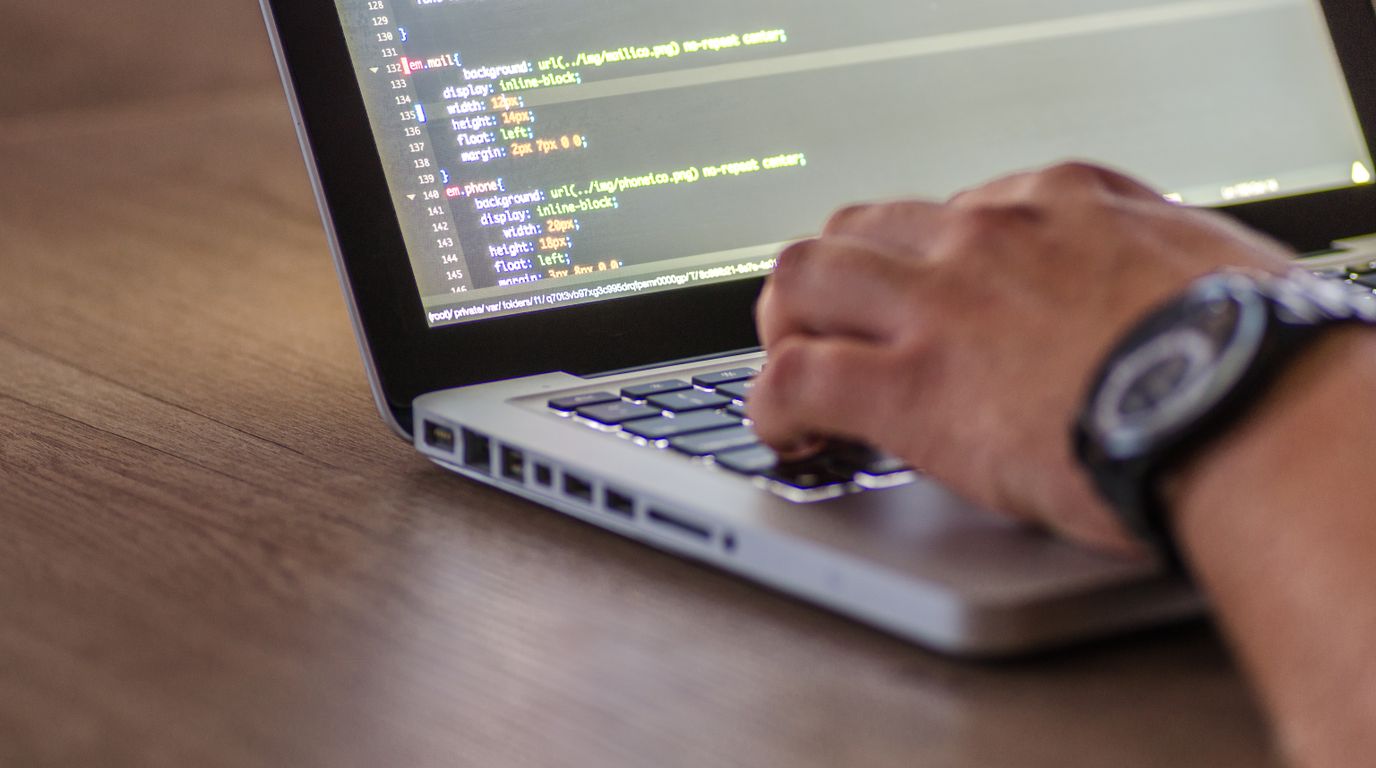 フリーランスエンジニアの集客の特徴 フリーランスエンジニアがデスクでコードを書いているシーン