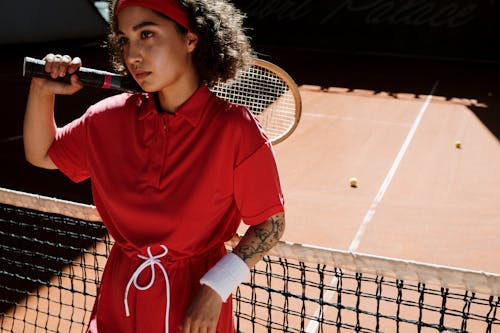 拿着网球拍的红色长袖衬衫的女人