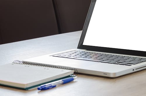 Gratis Pena Klik Biru Di Samping Komputer Laptop Perak Foto Stok