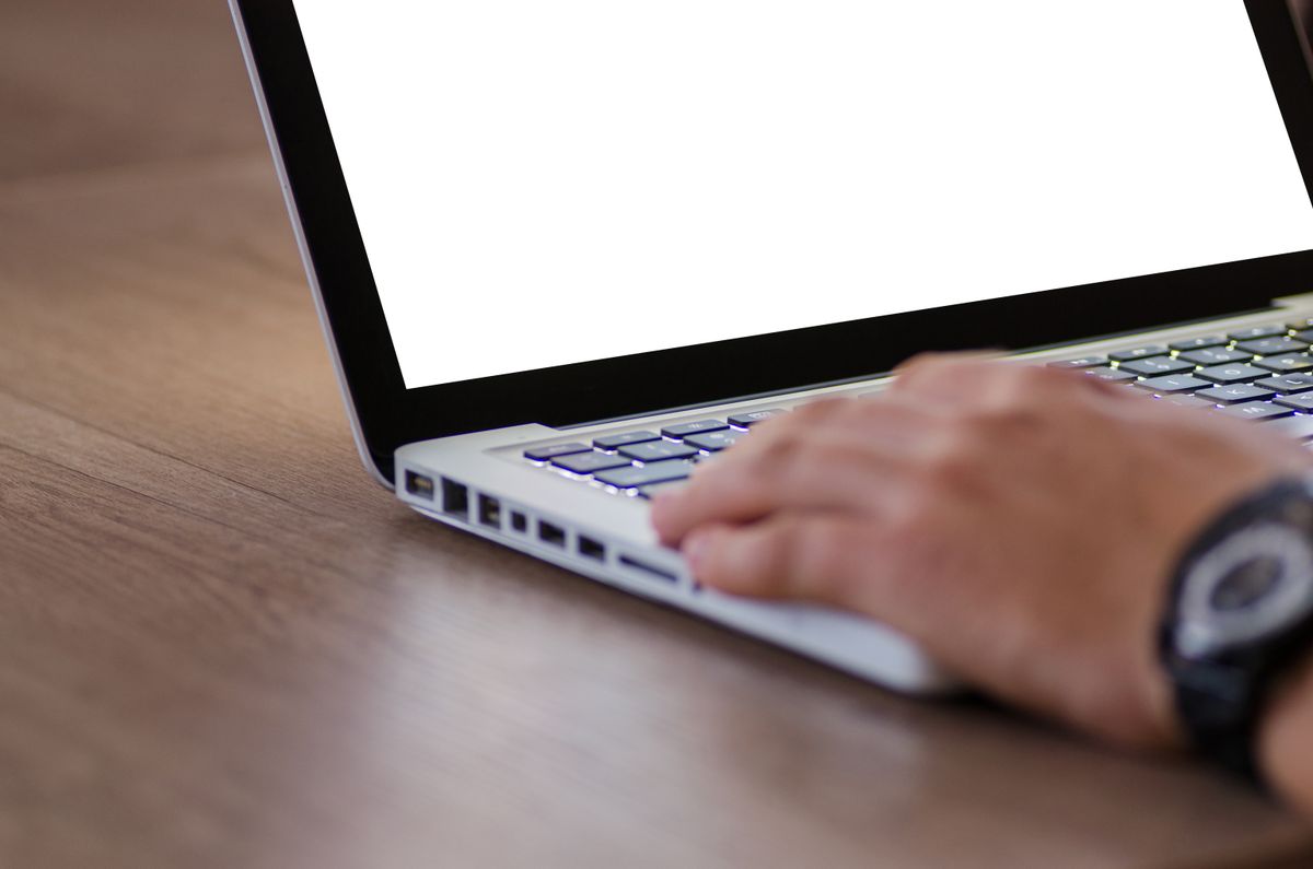 Dizüstü bilgisayar başında online platform kullanan bir kişi