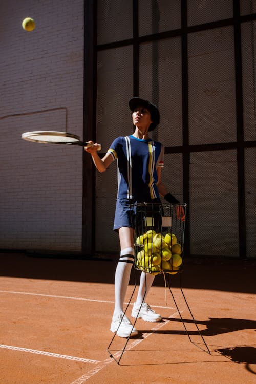 Hombre En Camiseta Azul Y Blanca Jugando Tenis