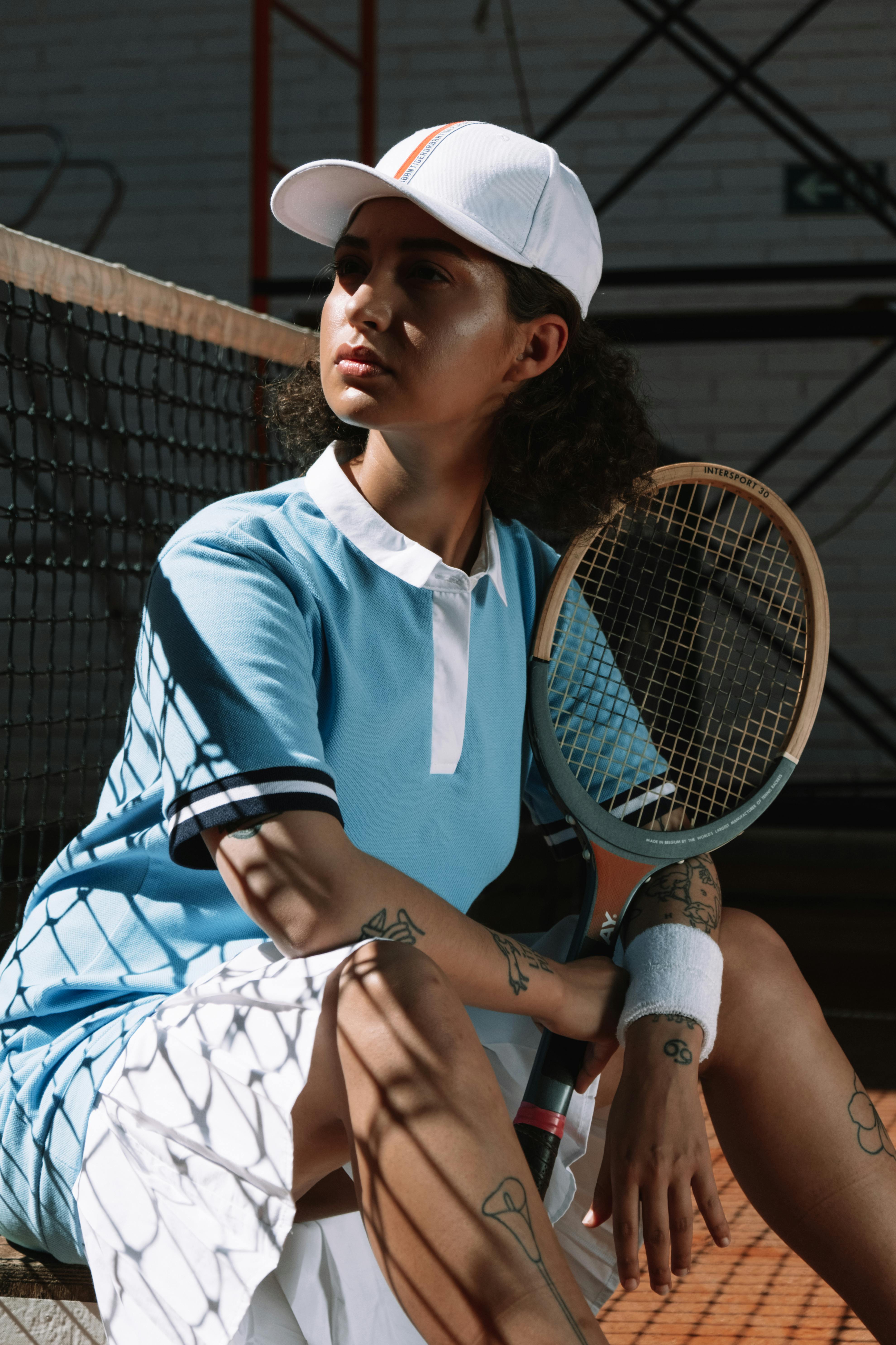 Mujer En Camiseta Azul Y Blanca Con Cuello Redondo Adidas Con Raqueta De Tenis Blanca Y Azul ...