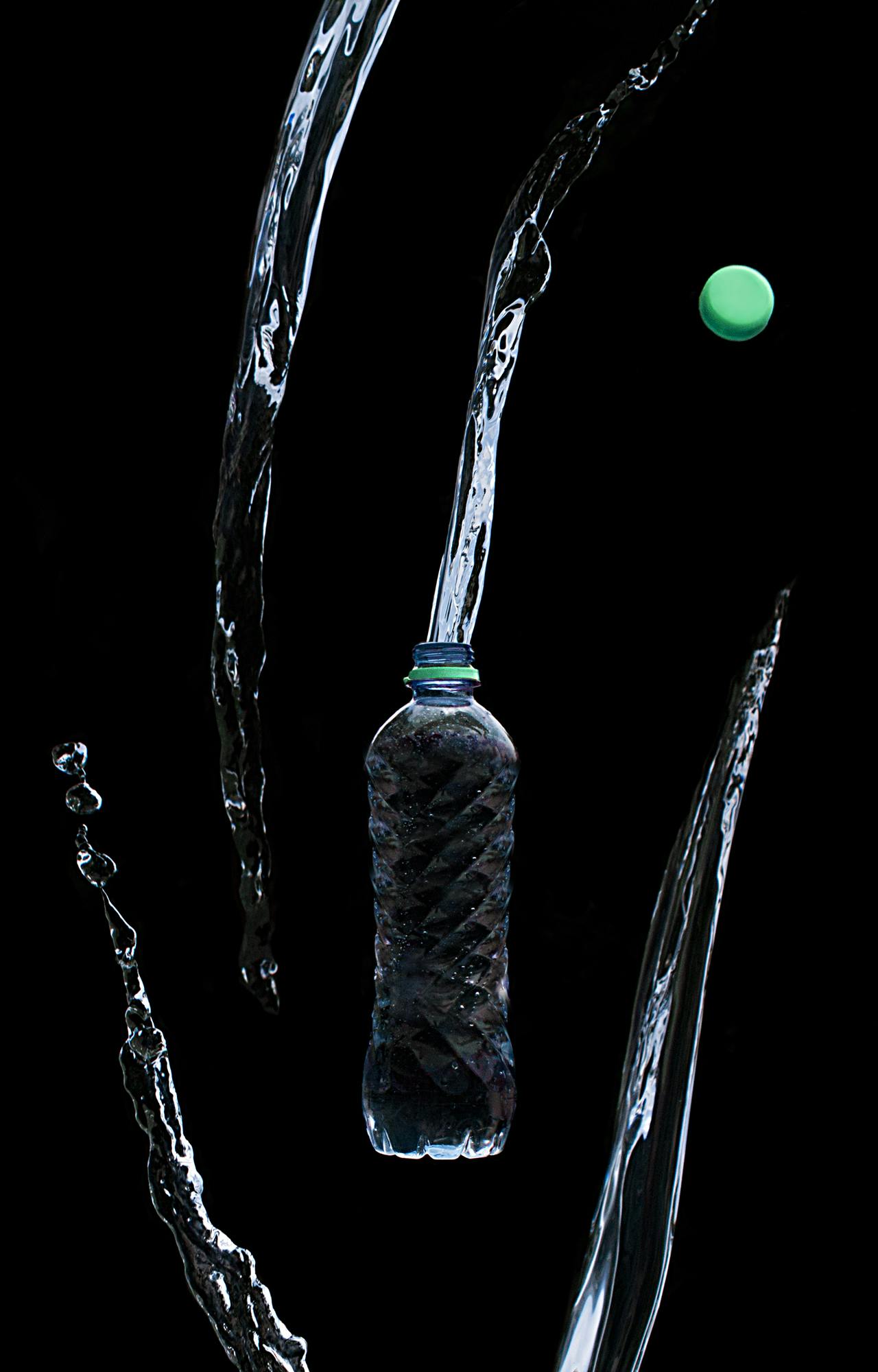 Hình ảnh người đang cầm điện thoại có thông báo khuyến mãi vé máy bay