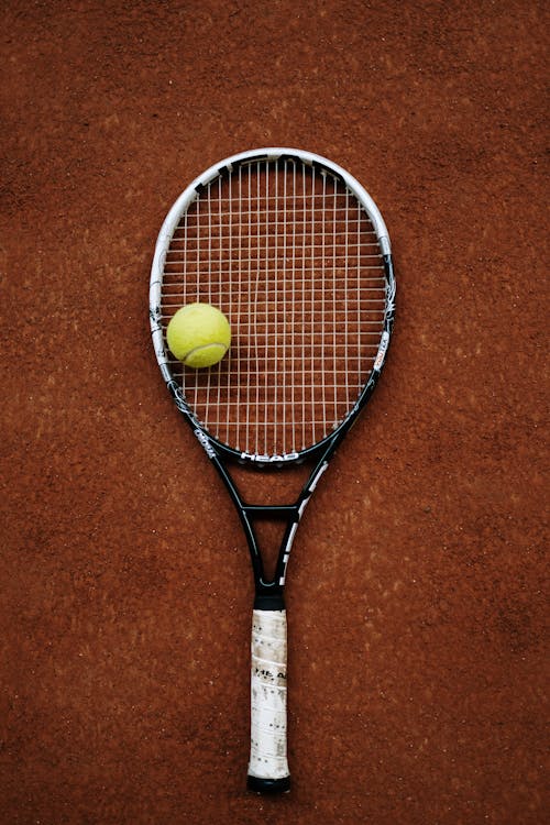 Foto d'estoc gratuïta de flatlay, pilota de tennis, raqueta de tennis