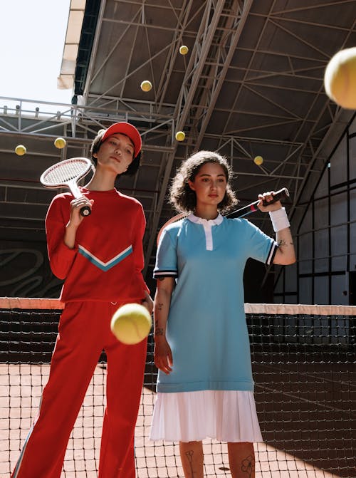 Gratis 2 Pria Berkemeja Polo Merah Memegang Raket Tenis Foto Stok