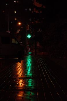 雨夜中，光线昏暗的城市人行道反射出充满活力的霓虹灯光，营造出一种喜怒无常的城市氛围