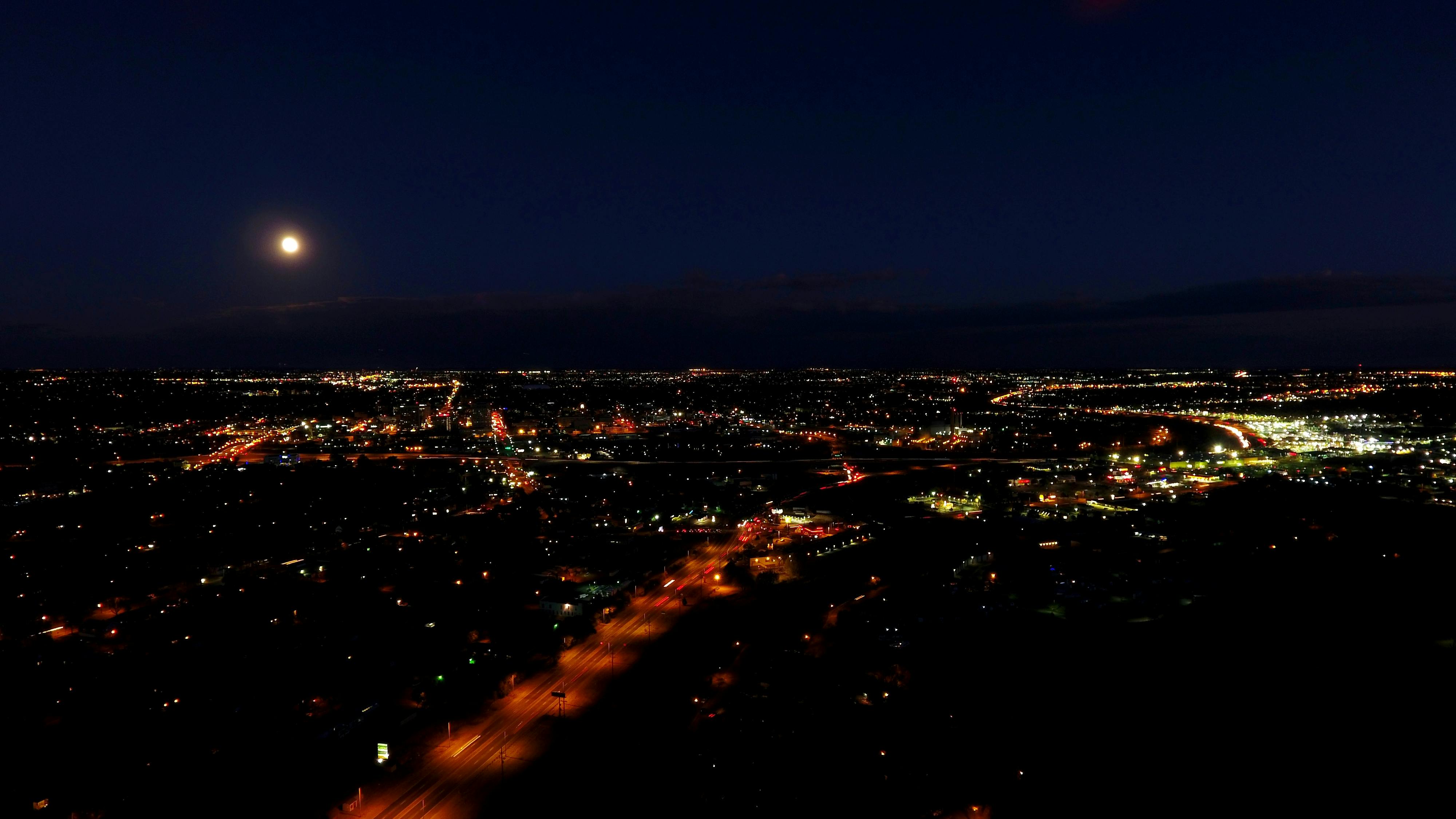 Bàn tay thao tác trên laptop đặt vé máy bay