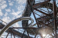 在部分多云的天空下，展现以钢铁和木材元素为特色的现代结构的动态视图