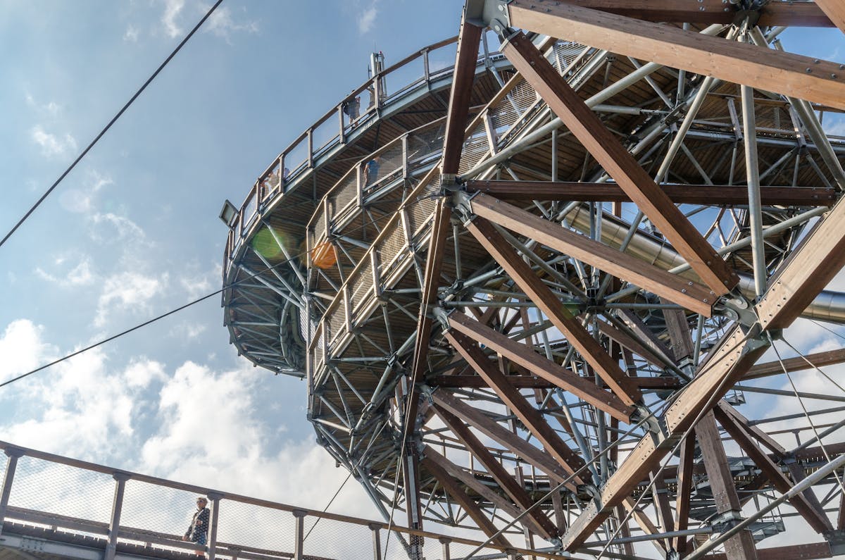 Người đang tìm kiếm vé máy bay trên máy tính vào ban đêm