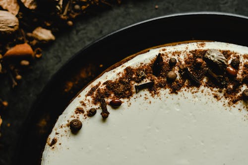 Assiette En Céramique Blanche Et Noire