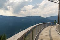 在弧形木阳台上欣赏田园风光，非常适合大自然爱好者