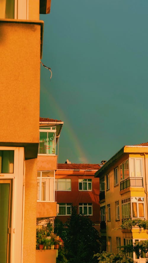 Fotos de stock gratuitas de arco iris, arquitectura, cielo azul