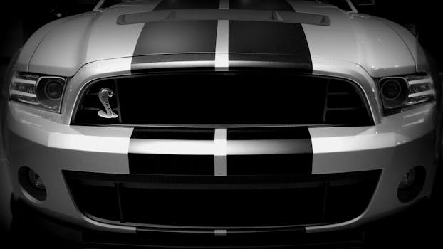 这辆经典跑车的前视图配有赛车条纹和时尚设计，象征着速度与奢华