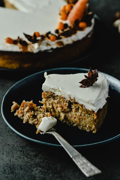 Torta Marrone Sul Piatto In Ceramica Nera