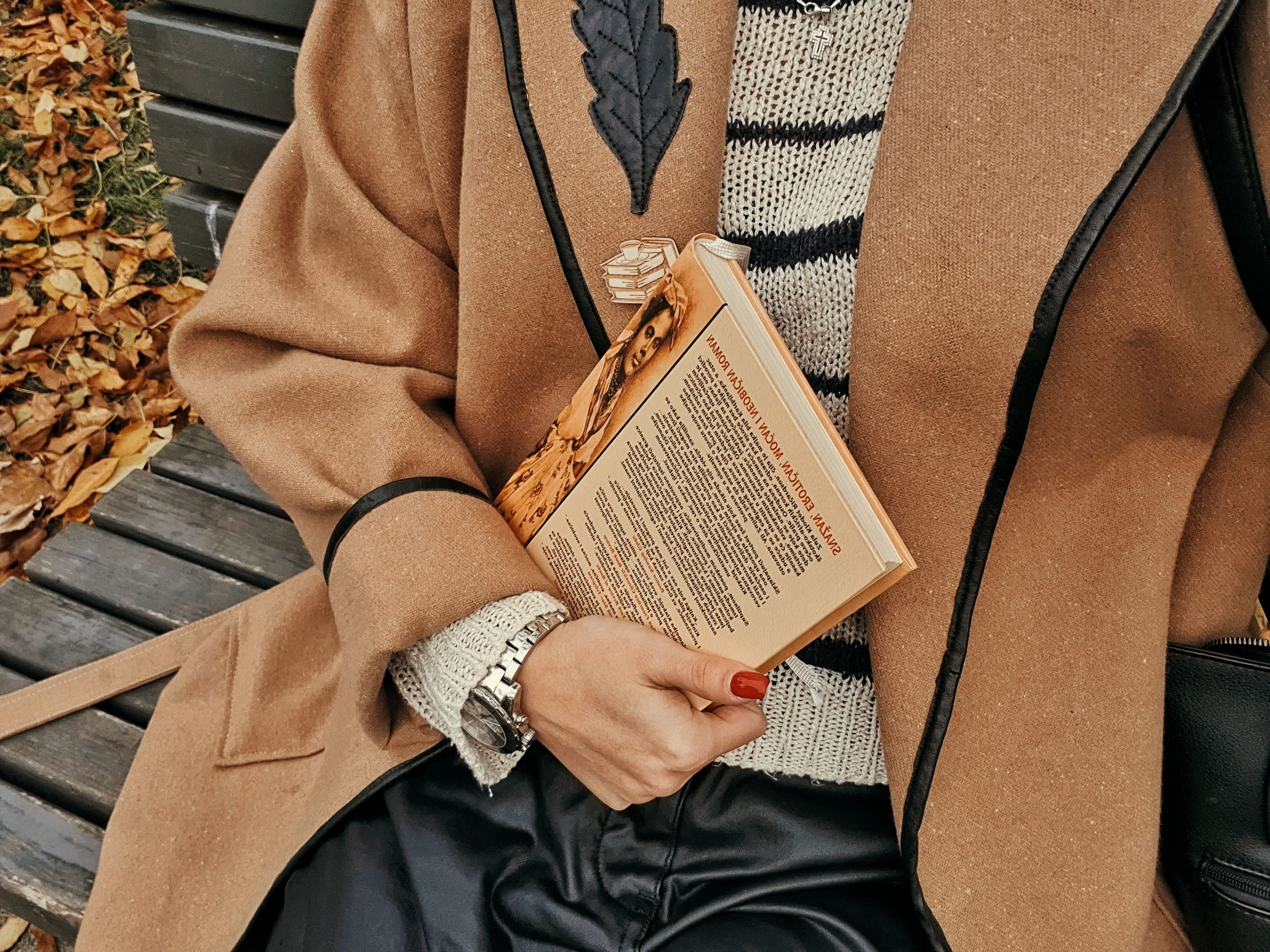 La Méthode de la Parisienne : Comment l’Harmonie entre votre Tenue Assortie et vos Soins Personnels 