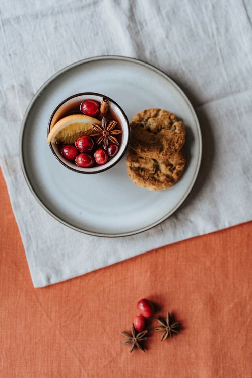 Free Warm flatlay of mulled wine with cranberries and cookies, perfectly captured for autumn vibes. Stock Photo