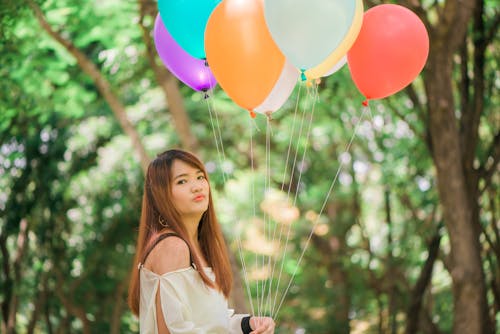Kadın Balon Tutarken Dudaklarını Kese