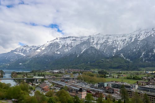 Immagine gratuita di cielo bianco, montagne coperte di neve, nuvoloso