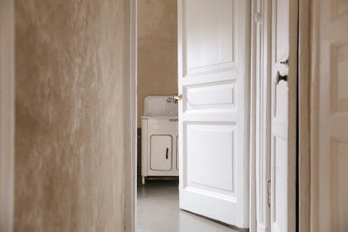 Безкоштовне стокове фото на тему «білі двері, дверний отвір, Деревина»