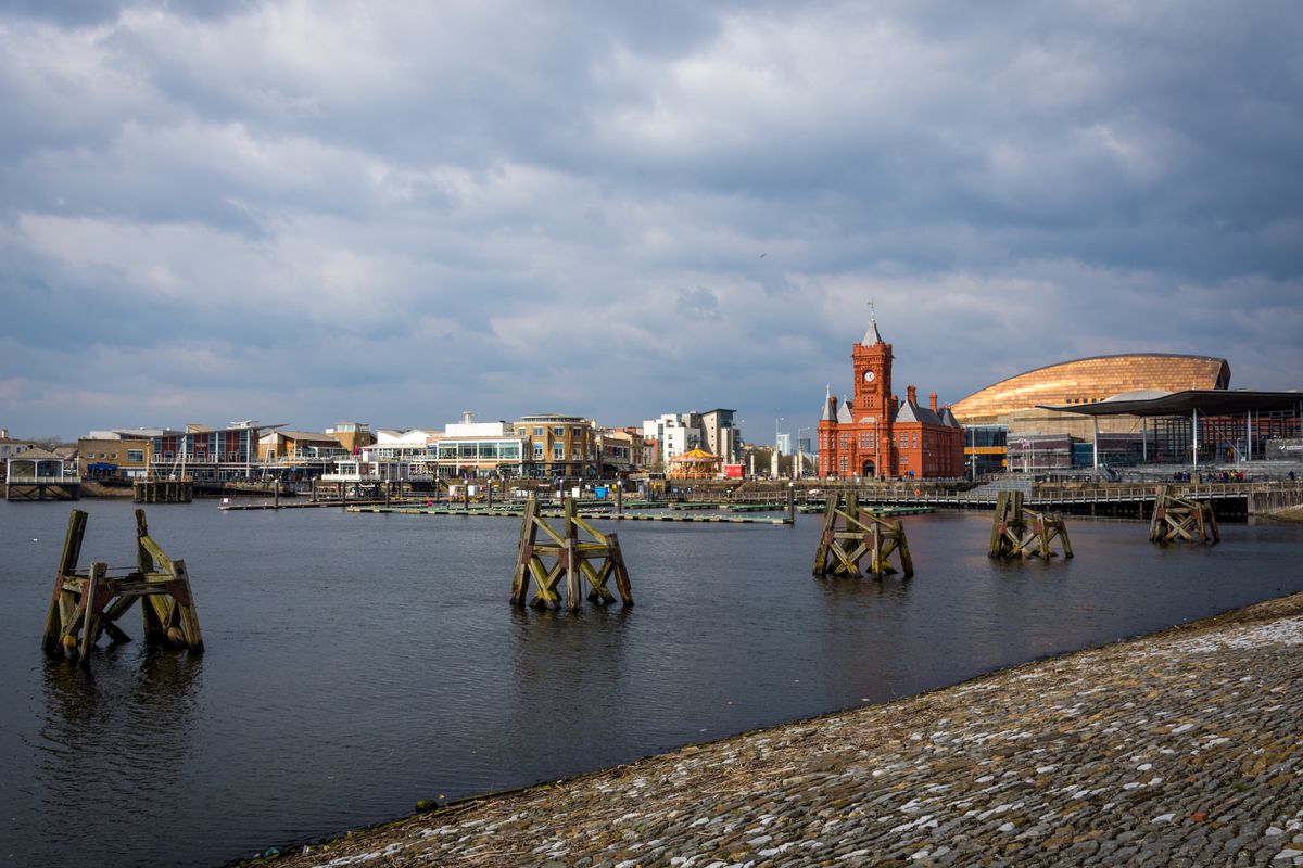 Golful Cardiff, cu apă și clădiri moderne