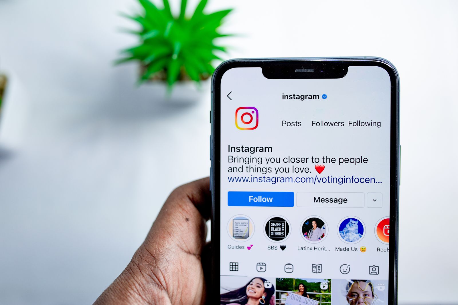 Gros plan sur un écran de smartphone affichant l'application Instagram.