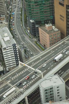从鸟瞰图可以看到，日本东京高层建筑间错综复杂的高速公路系统