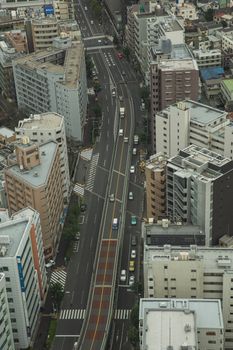 现代城市鸟瞰图：高楼林立，宽阔的道路上车辆川流不息