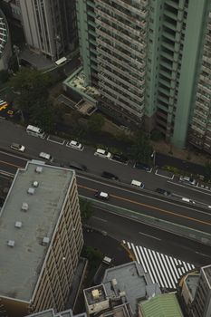 航拍图像展示了日本东京的街道、建筑物和行驶的车辆