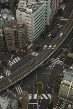 从俯视视角看东京复杂的道路网和城市建筑