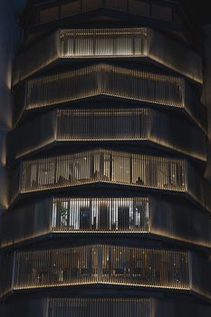 现代抽象建筑的立面、地板和玻璃墙的几何形状，与身处其中的人相互映衬