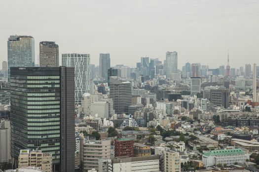 从阴云密布的天空鸟瞰东京，现代摩天大楼展现出城市建筑风貌