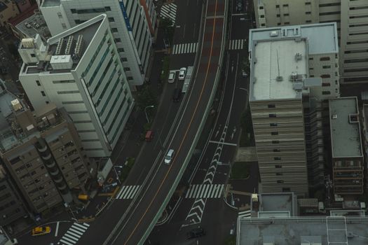 从现代城市居民区的无人机视角看去，沥青路面和多层房屋上可以进行运输