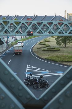 日本神奈川县横滨市高速公路桥下的交叉口有摩托车和车辆