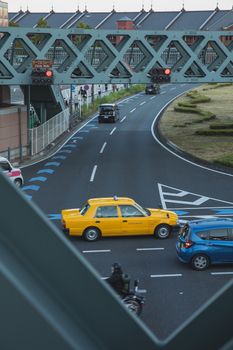 一张鸟瞰图显示，日本横滨市区一辆黄色出租车正穿过十字路口