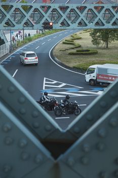 从空中俯瞰日本横滨，摩托车在蜿蜒的道路上穿行的城市交通景象